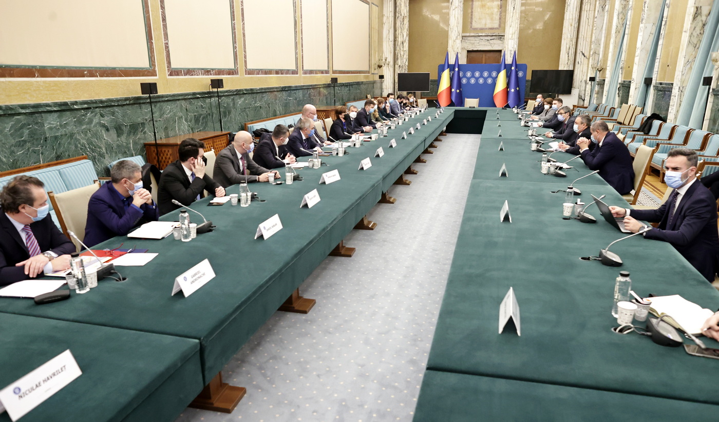 Furnizorii de energie vor reface facturile greșite. Întâlnire cu prim-ministrul Nicolae Ciucă