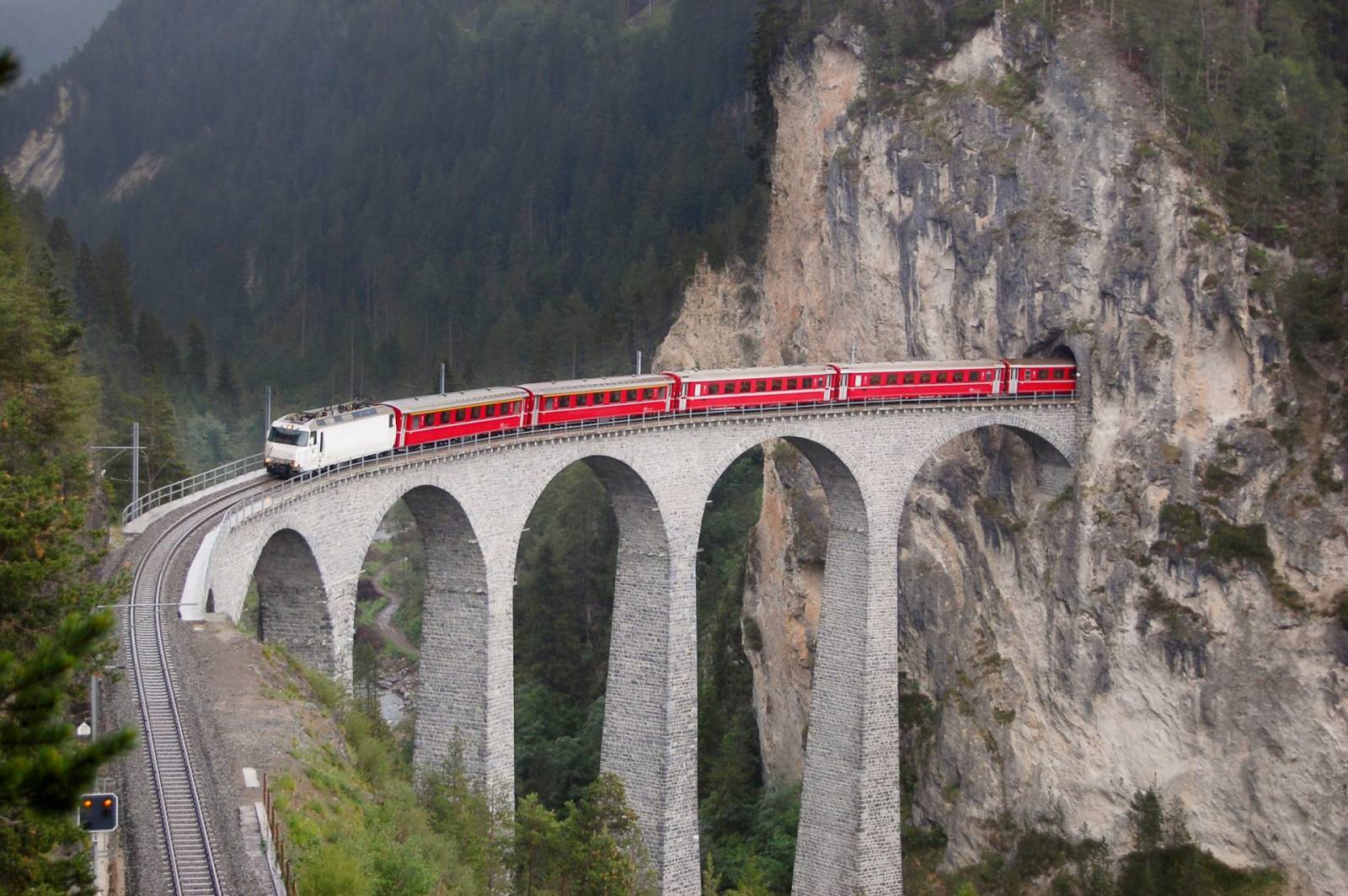 tren elvetia tren europa calatorii turism scaled