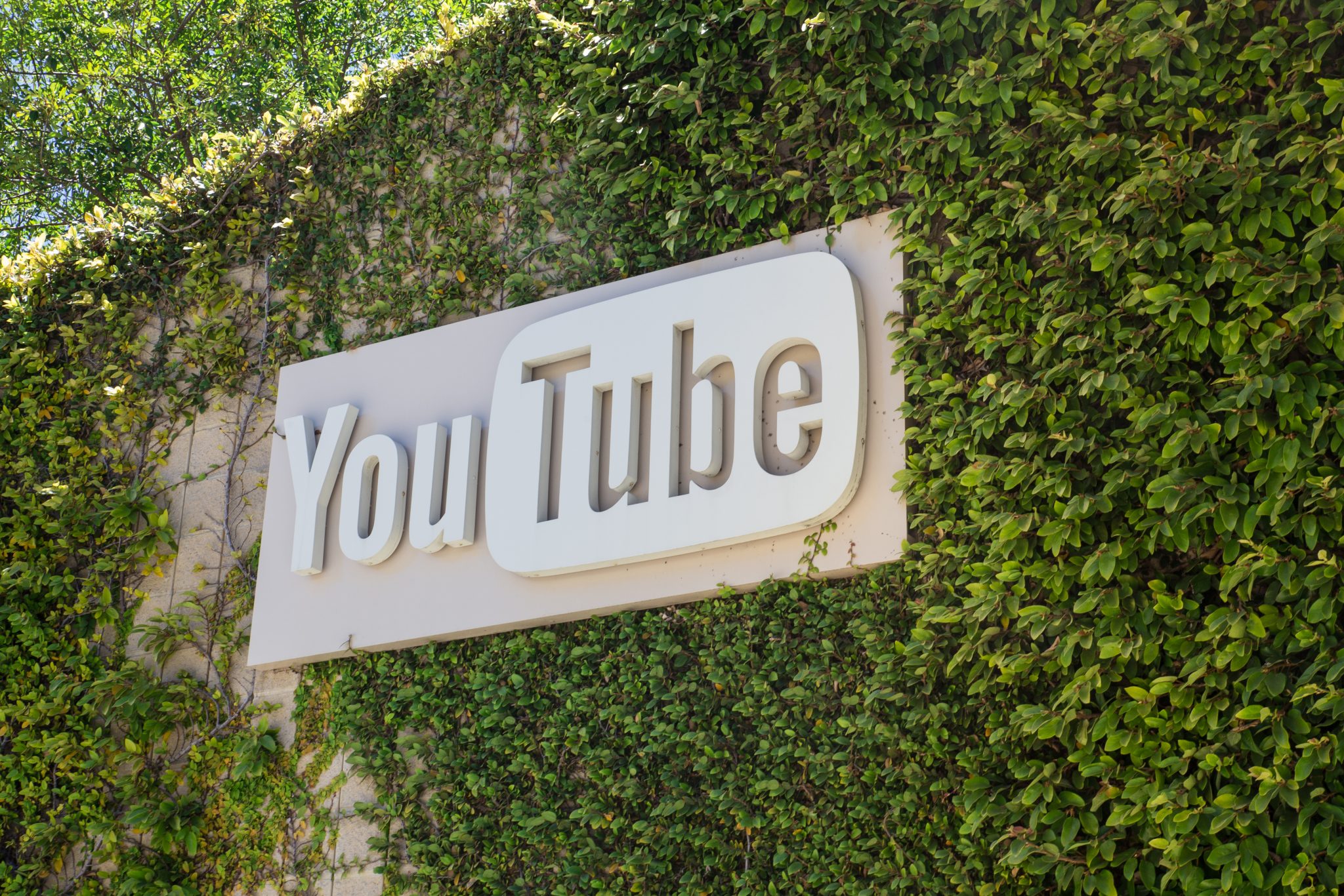 Google obligată să plătească peste 460.000 de euro pentru că nu a dat jos un clip de pe YouTube