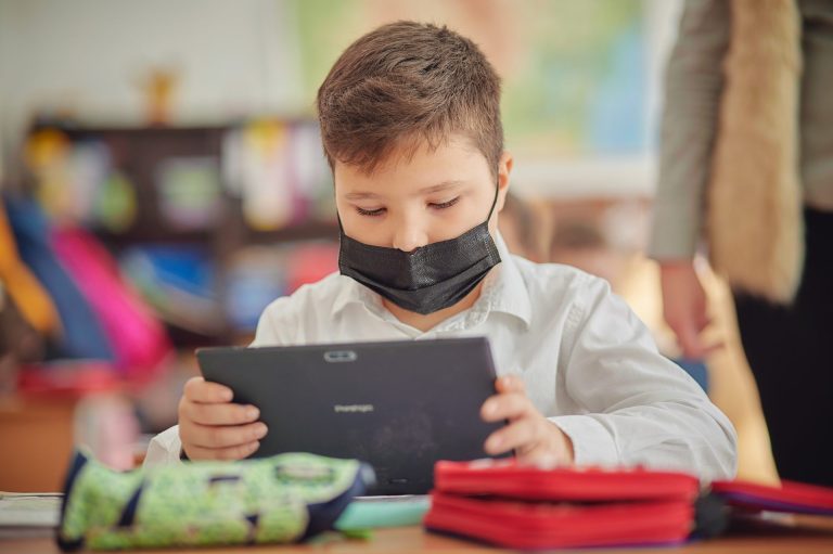 Copil online la scoala World Vision Romania