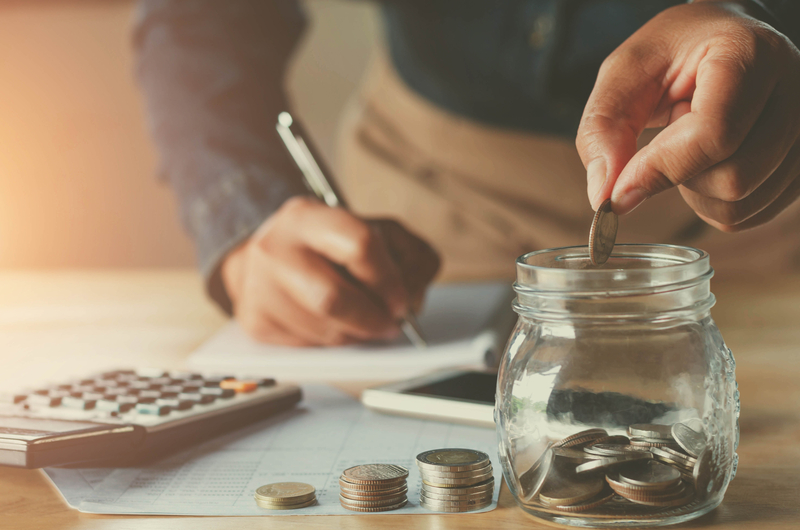 Peste 60% dintre români economisesc lunar