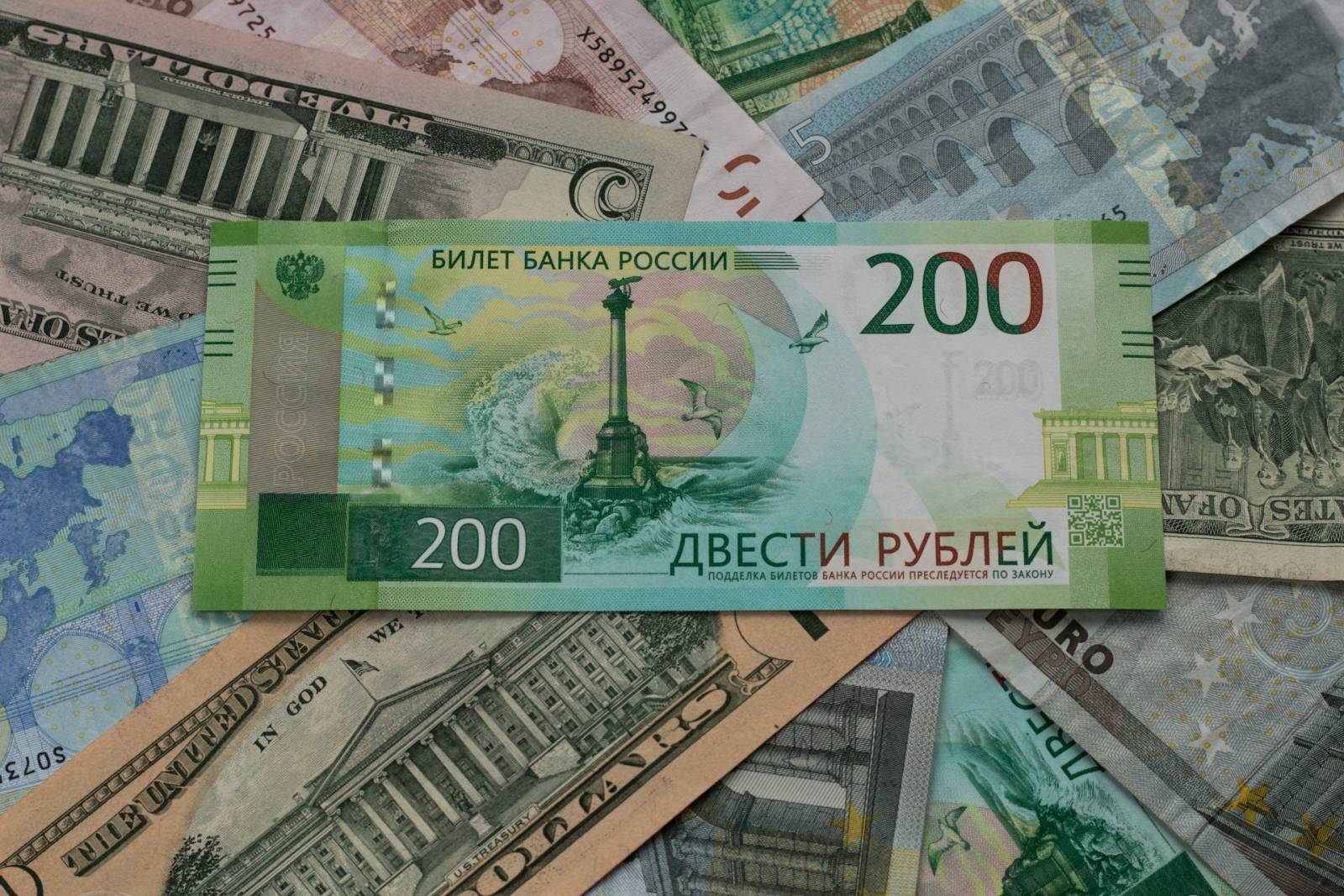 Rubla rusească se pregătește de impact. Cele mai dure sancțiuni împotriva economiei ruse