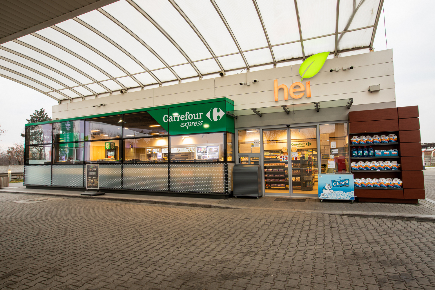 Magazine Carrefour Express în benzinăriile Rompetrol Downstream 1 2 1