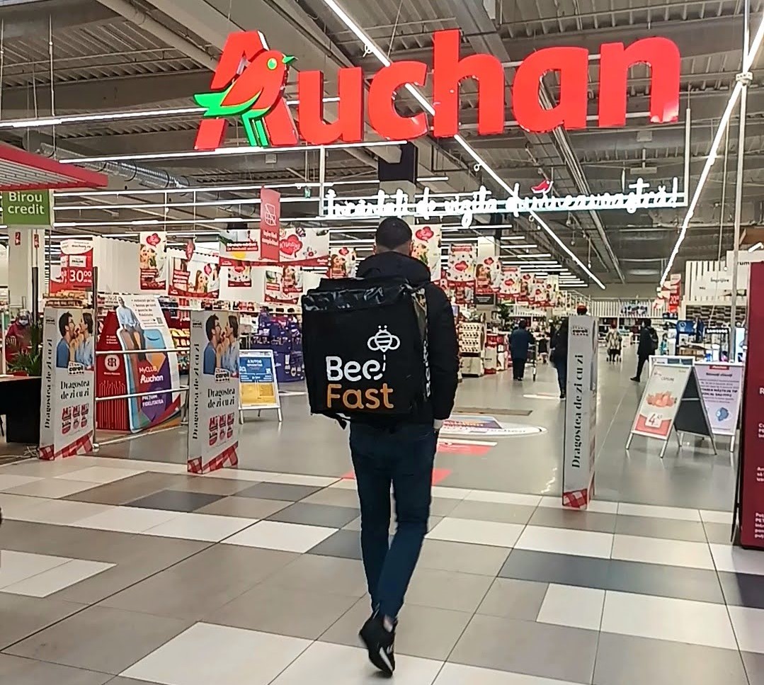 BeeFast și Auchan, parteneriat strategic pentru livrările din București și Brașov