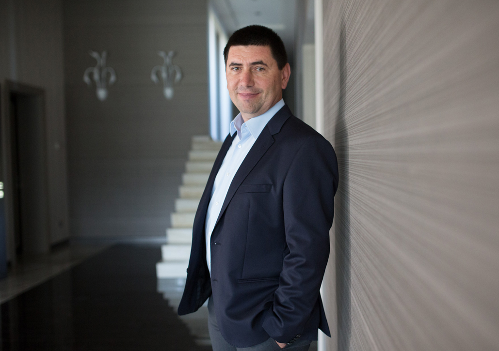 Biz Good News: Elis Pavaje donează materiale în valoare de 60.000 euro pentru reabilitarea școlilor din România 1 Emil Goța - Elis Pavaje