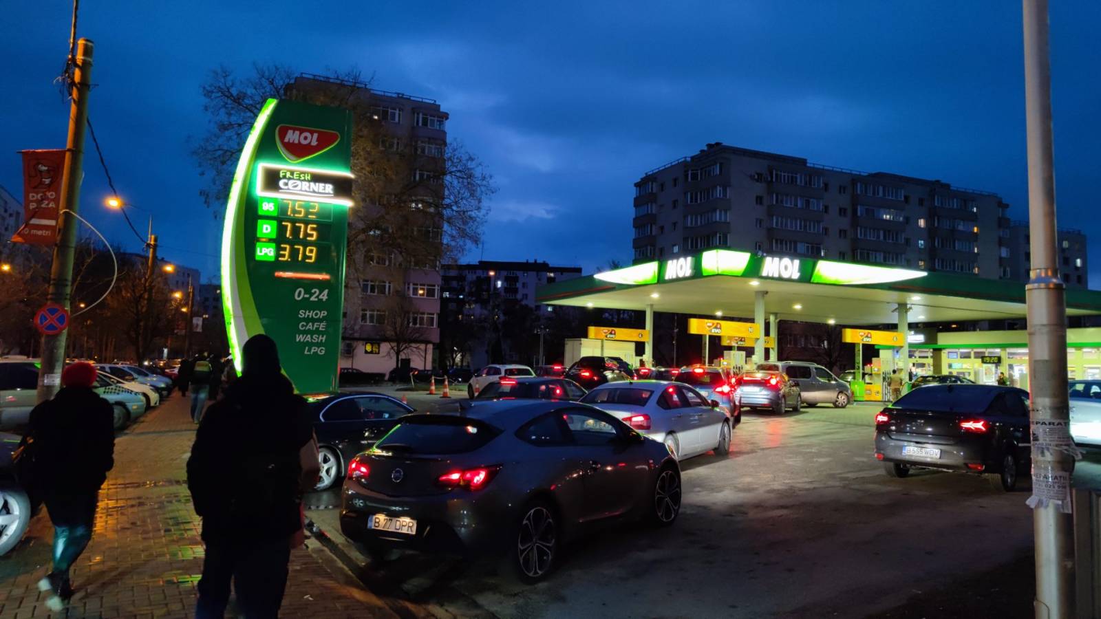 Isterie la benzinării. Românii au dat năvală de teamă că se scumpește carburantul