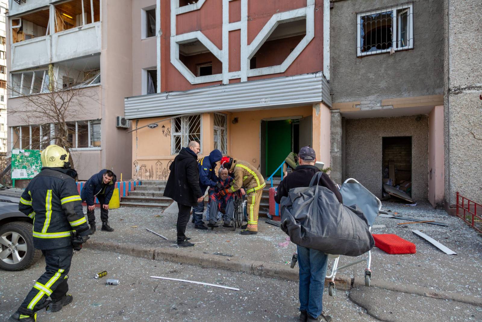 Sondaj IRES. Ce cred românii despre războiul din Ucraina. Câți ar fugi din țară