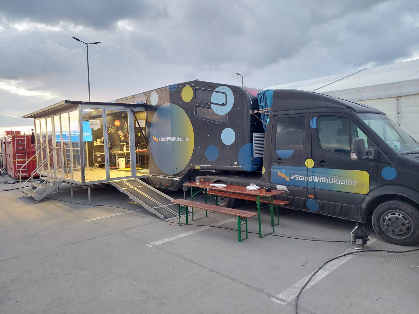 Biz Good News: De 10 zile, caravana BCR #StandwithUkraine asigură refugiaților servicii de primă nec...