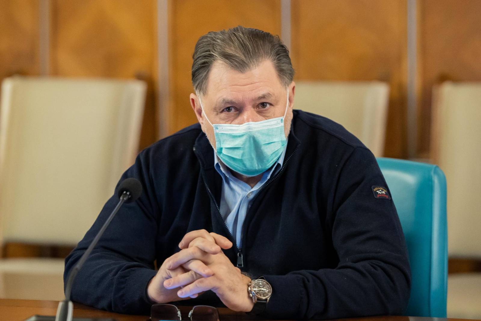 Persoanele care se îmbolnăvesc de coronavirus rămân izolate acasă, dar nu vor mai fi controlate de p...