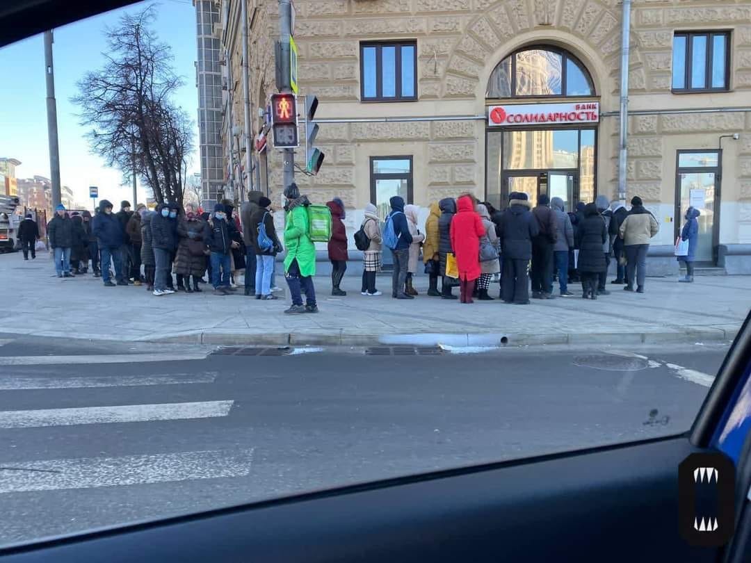 Peste 300 de companii internaționale s-au retras din Rusia. Moscova pregătește naționalizarea lor 2 coada bancomat rusia
