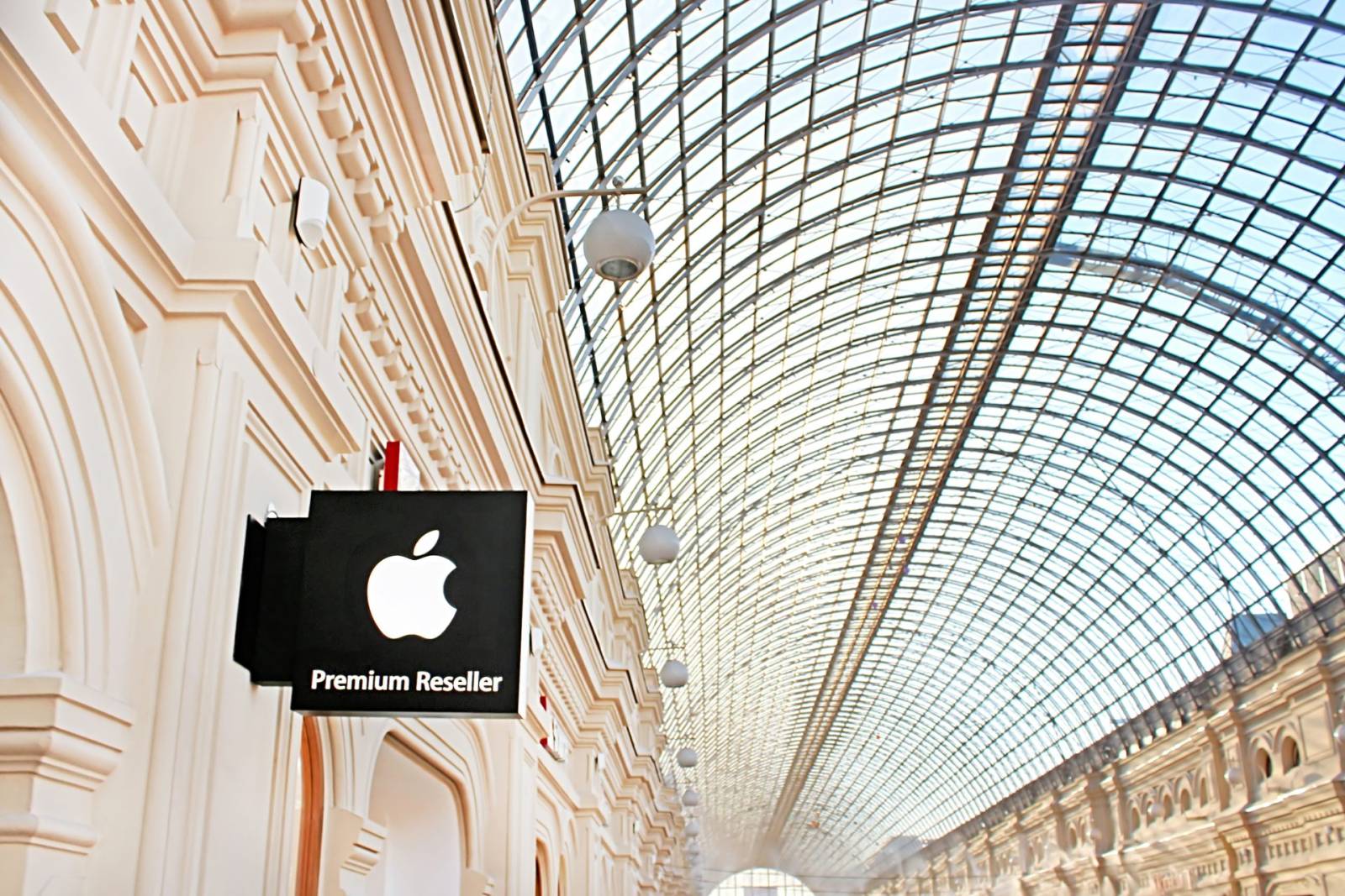 Apple ar putea pierde vânzări de 3 mil. $ pe zi, după ce a ieșit de pe piața rusă