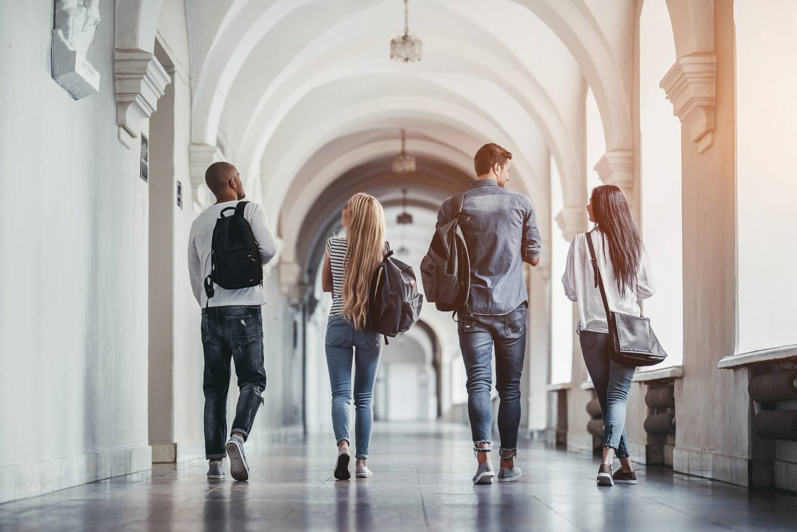 Unde plecă elevii români să studieze în străinătate 2 viitorii studenti romani
