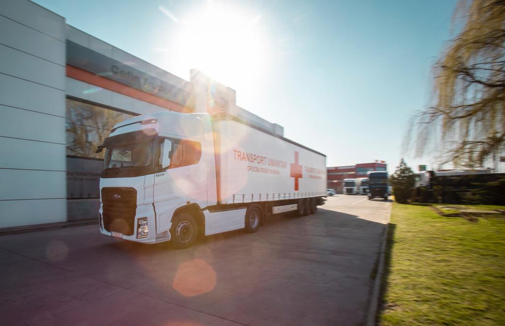 Biz Good News. Cefin Trucks, Profi România şi UiPath Foundation au oferit o donație generoasă pentru Crucea Roșie Română 1 Donatie Tir CruceaRosieRomana 1