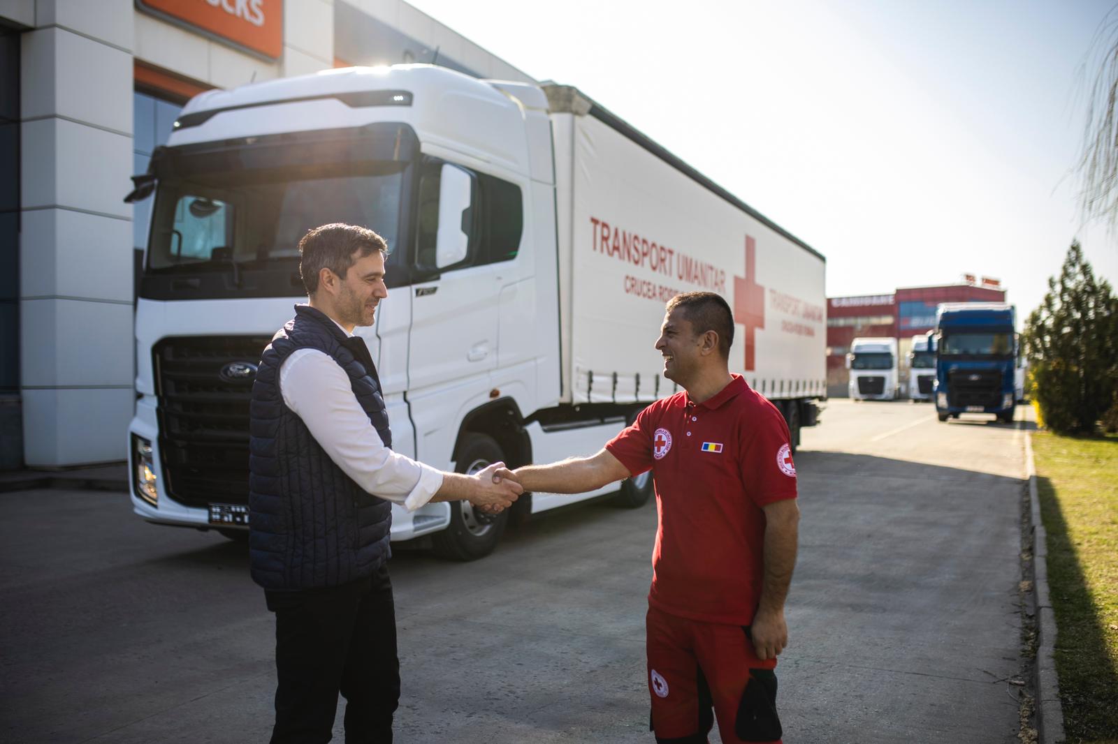 Biz Good News. Cefin Trucks, Profi România şi UiPath Foundation au oferit o donație generoasă pentru Crucea Roșie Română 2 Donatie Tir CruceaRosieRomana 3