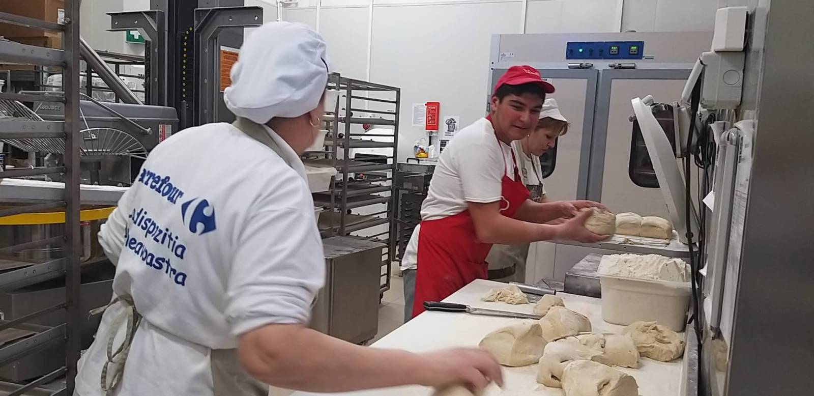 Elevii Bakery School au început practica la Carrefour România: Ce învață și ce oportunități au tiner...