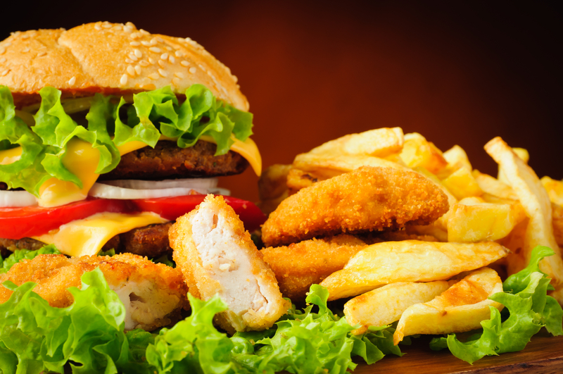 Peste 50% dintre români consumă fast-food o dată pe săptămână sau mai des