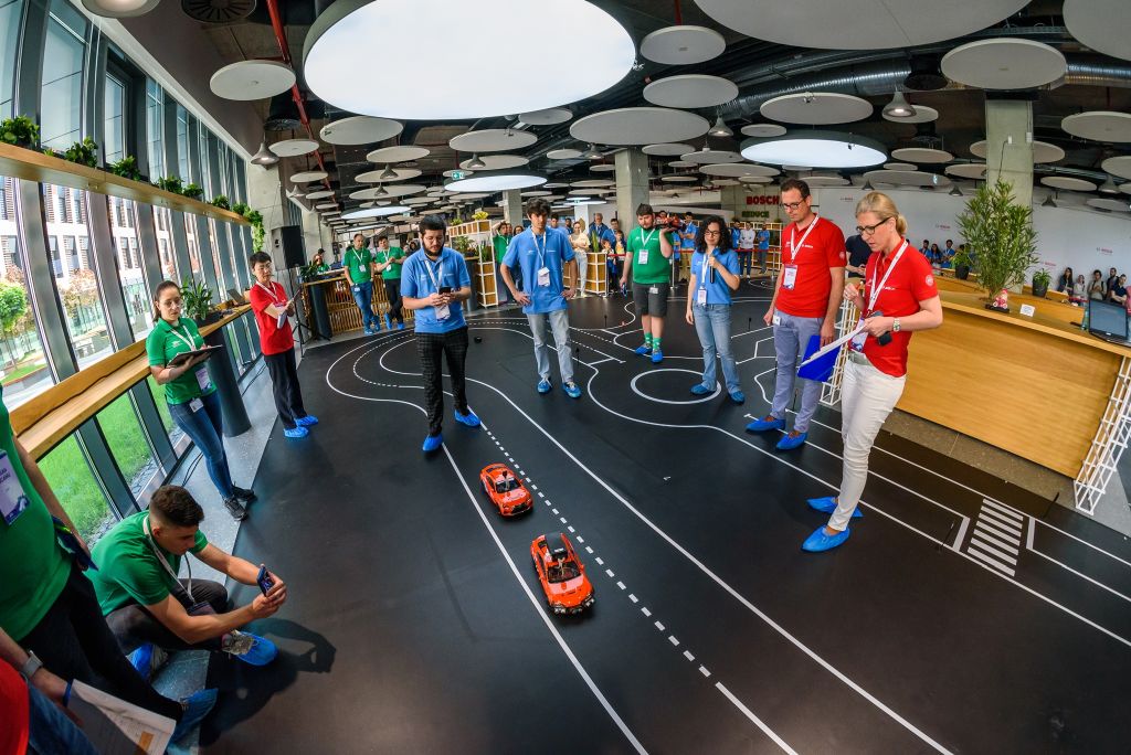 25 de echipe de pe trei contintente au participat la competiția Bosch Future Mobility Challenge
