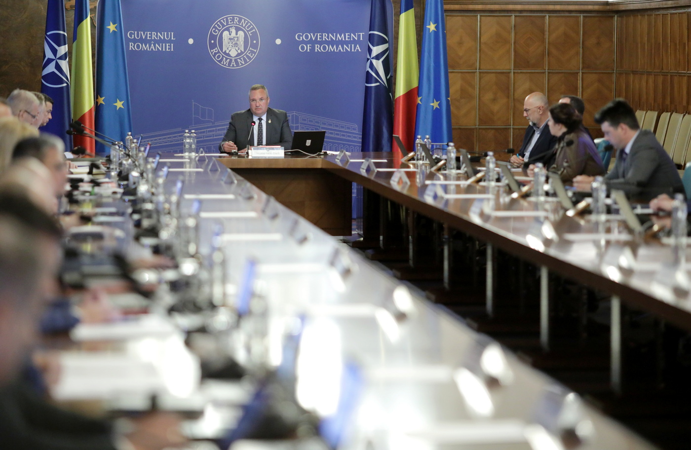 Guvernul amână ratele la bănci și crește salariile bugetarilor, dar și bani pentru pensionarii cu ve...