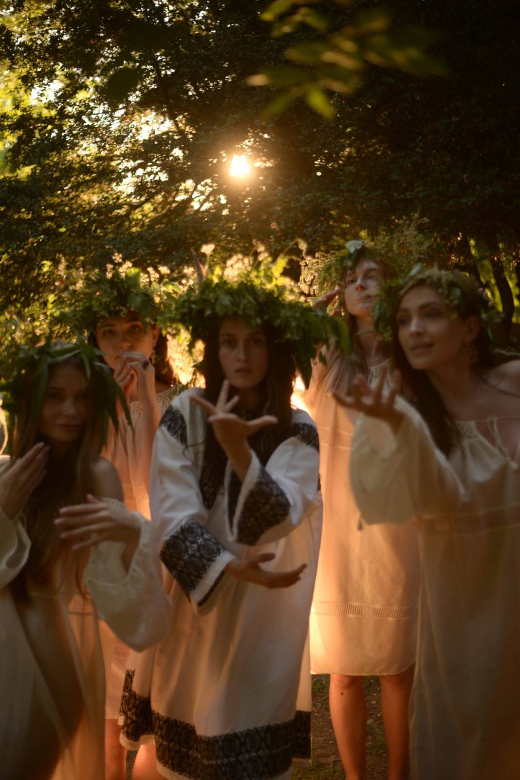 Refugiate din Ucraina îmbracă ia românească ca tribut adus feminității