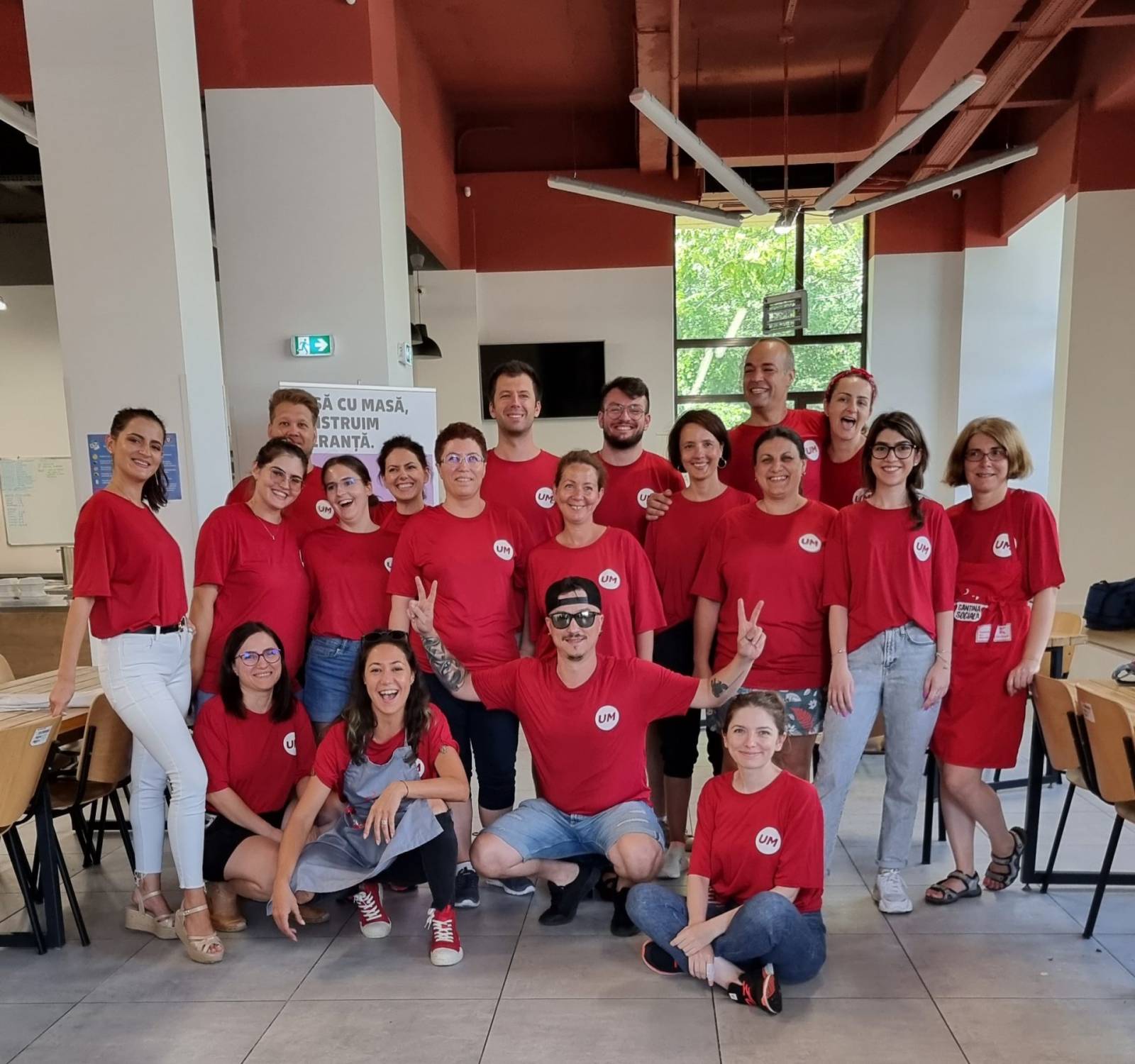 Biz Good News: Cu ocazia Impact Day, agenția UM România a fost pentru o zi echipa Cantinei Sociale d...
