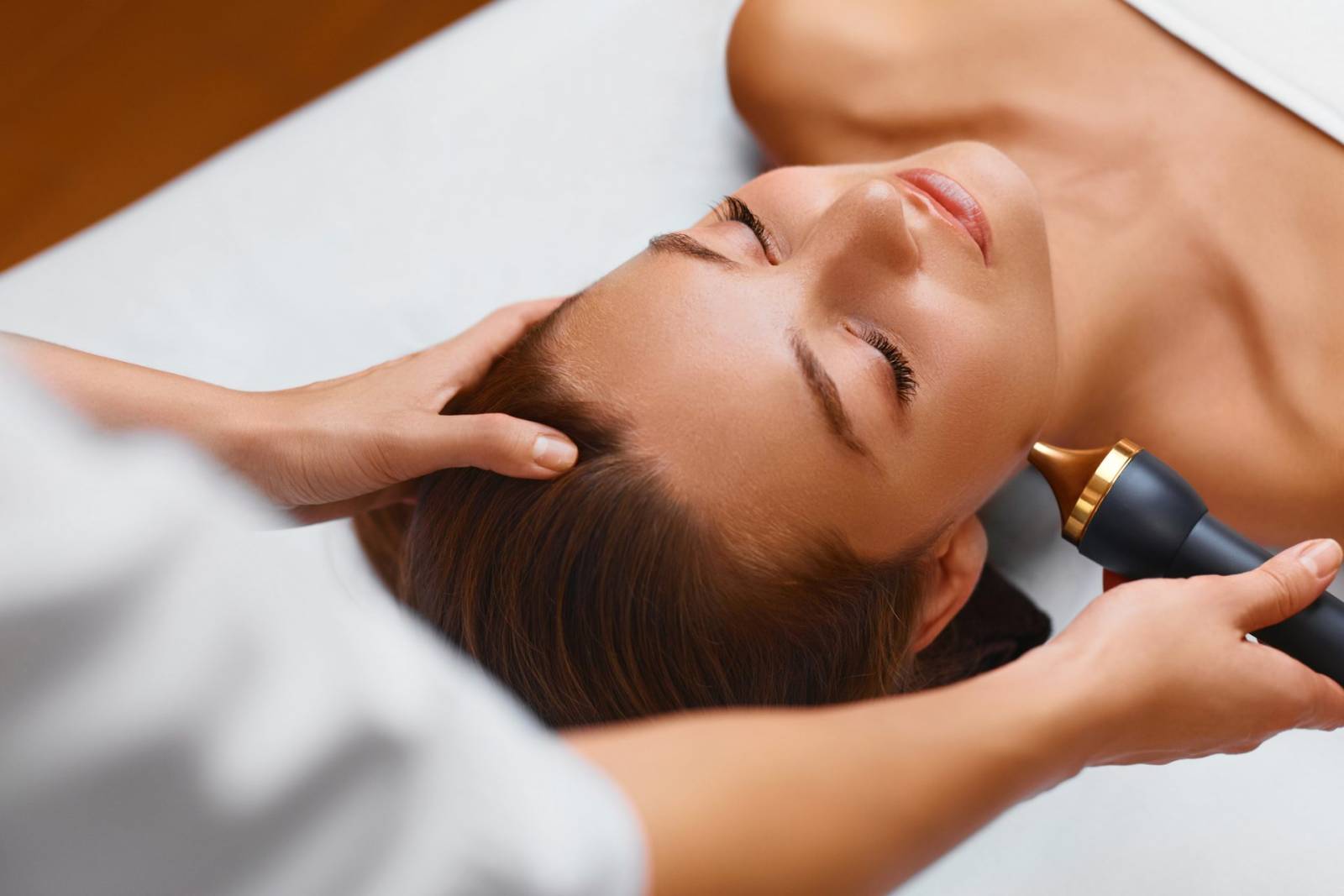 IOLA Center include în portofoliul wellness procedurile HIFU destinate rejuvenării și remodelării fa...