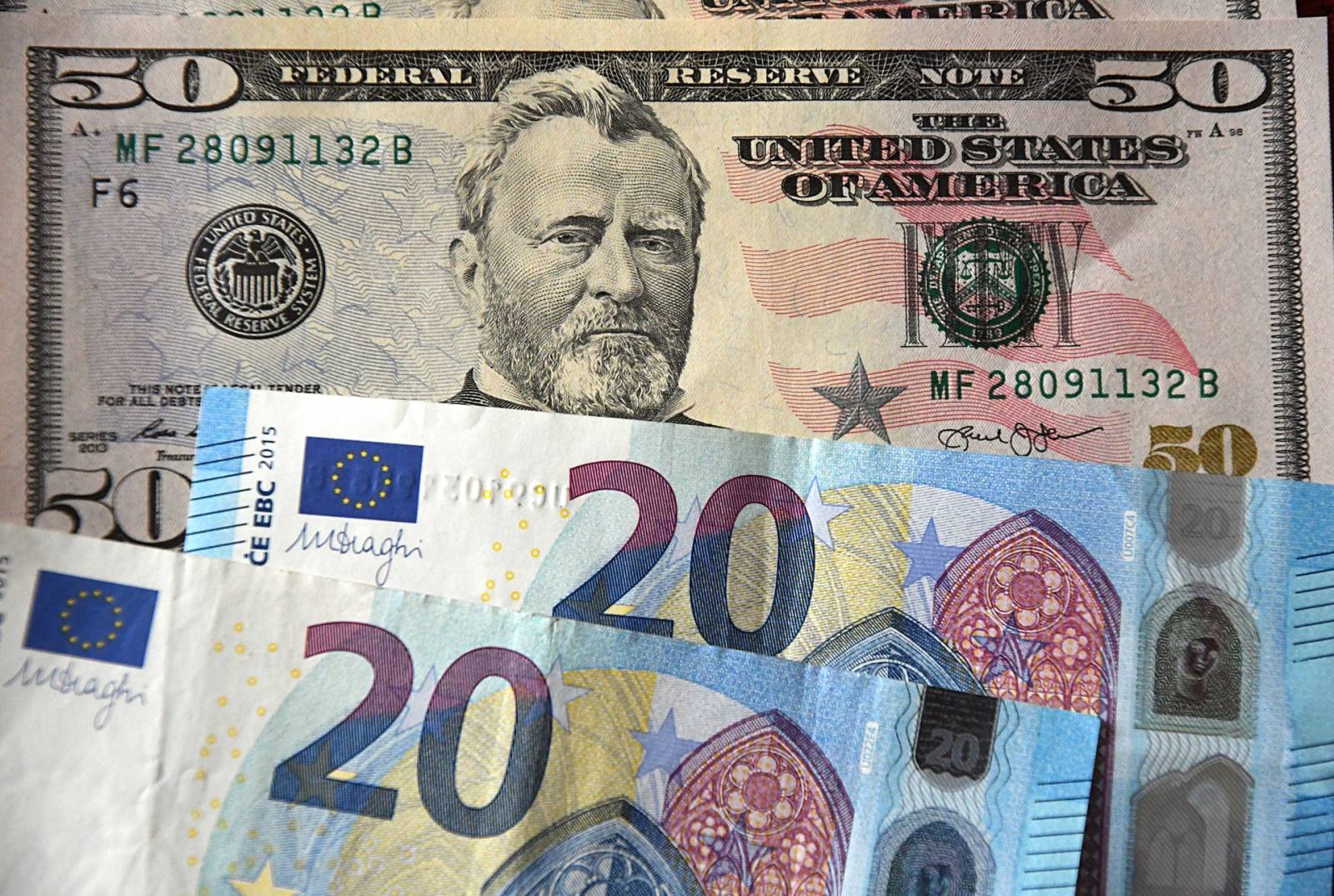 Se anunță o toamnă furtunoasă pentru euro și dolar. Cum se va adăposti leul de o posibilă recesiune?