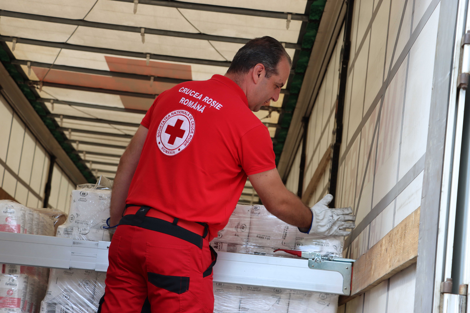 Crucea Roșie a trimis în Ucraina 18 tiruri cu peste 470 de tone de alimente de bază în luna august 1 Crucea Rosie ajutor Ucraina august 2022 2