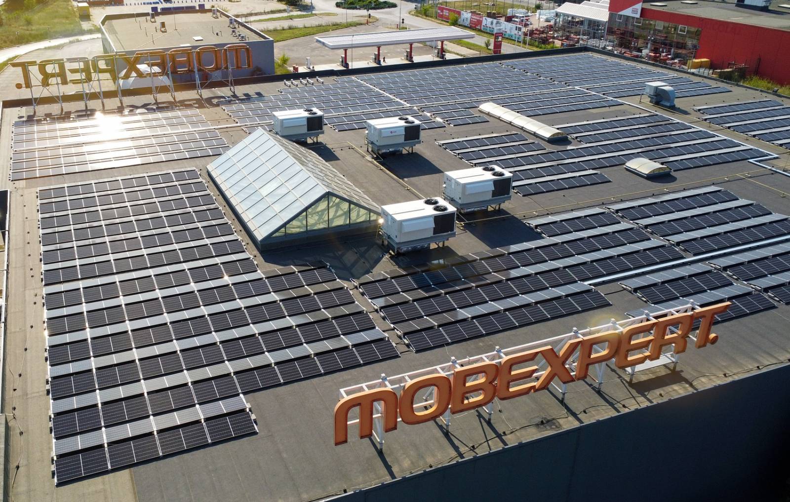 Soluția pentru prețuri mai mici în magazine. Panouri solare pentru reducerea cheltuielilor de energi...