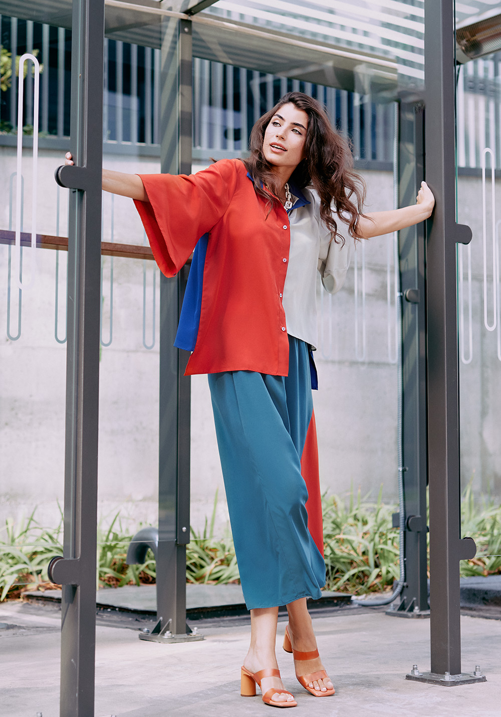 TEX continuă seria colecțiilor în colaborare cu designeri români și lansează Smaranda Almășan X TEX, capsula de toamnă în ediție limitată 1 Smaranda Almasan X TEX Camasa Martine Pantaloni Matteo