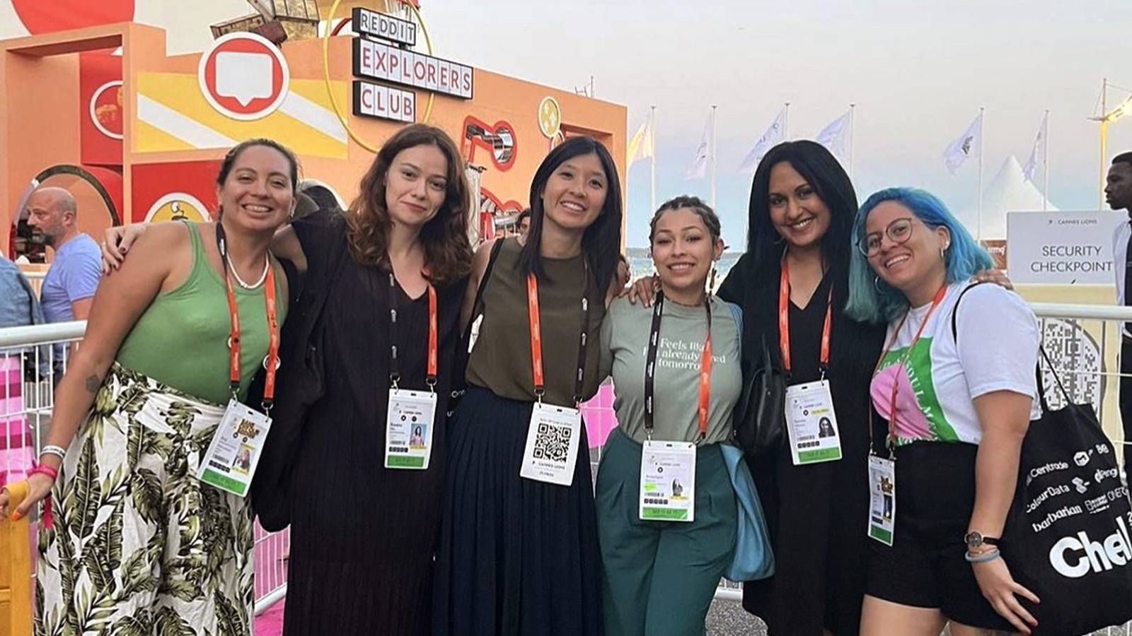 Roxana Niță și o parte din colegele programului See It Be It