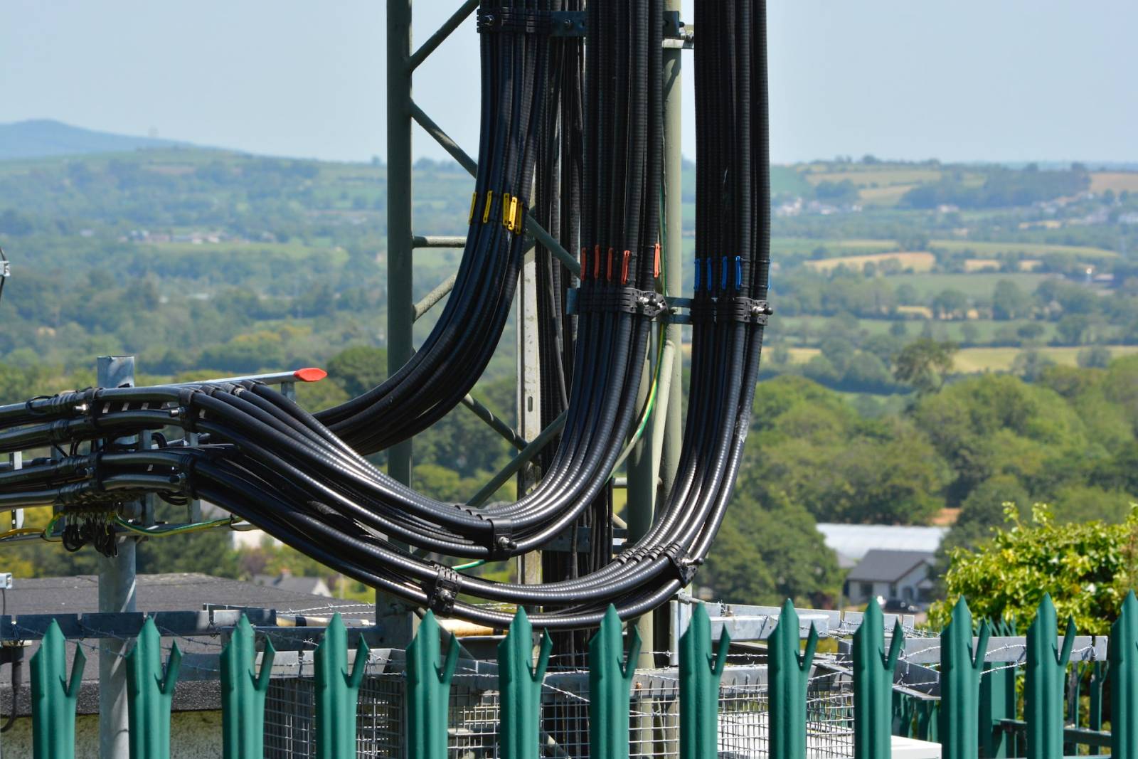 Operatorii de telefonie din UE cer împărţirea costurilor cu Big Tech