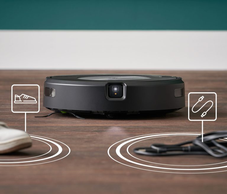 RoombaCombo j7 j7 Graphite Photo Insitu PrecisionVisionNavigation Overlay 1