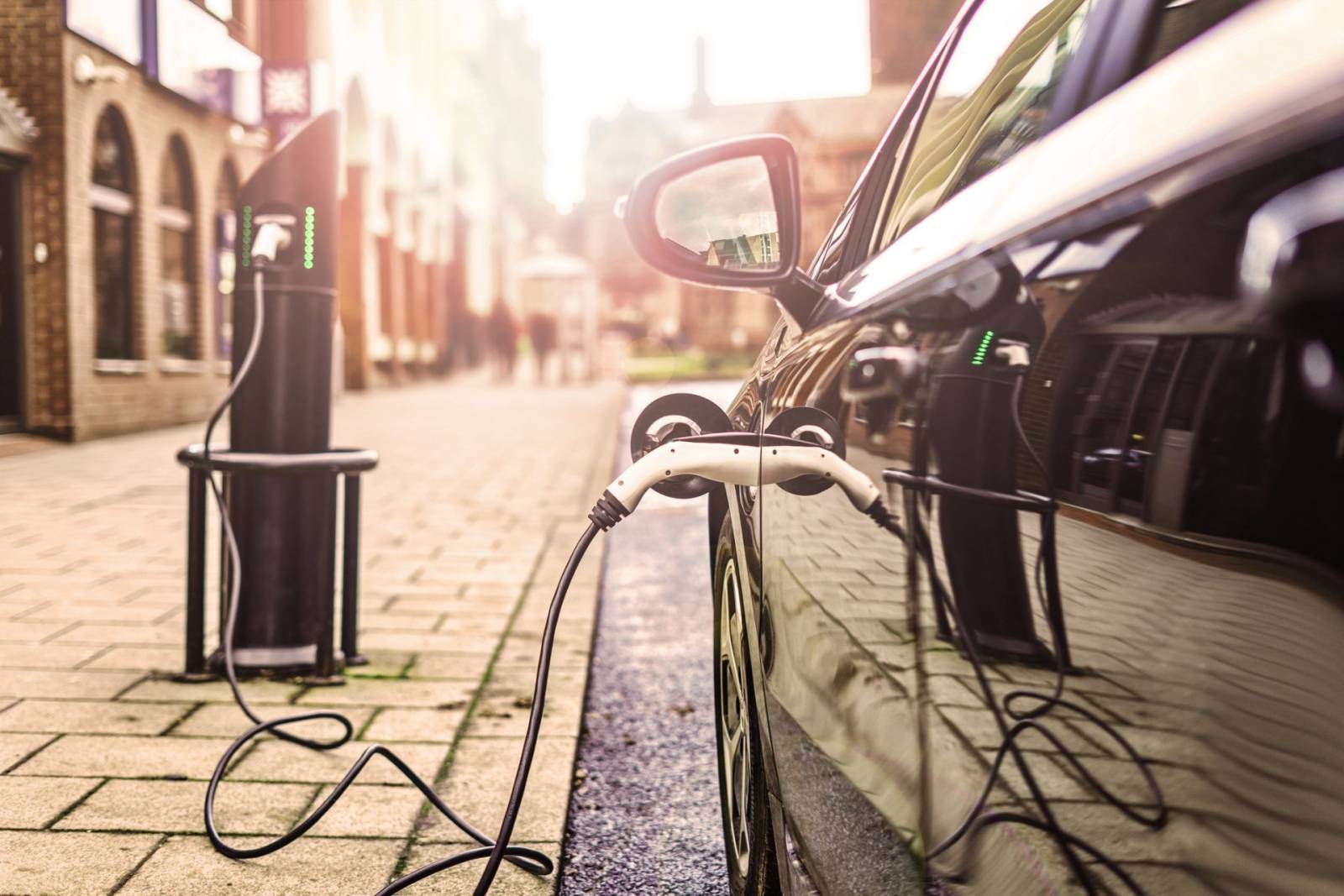 Nouă din zece mașini vândute în 2035 vor fi electrice