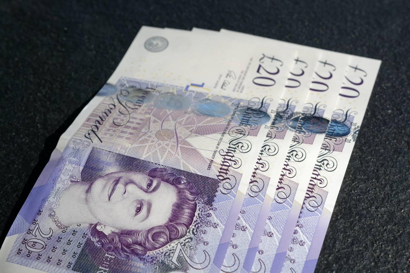 Marea Britanie pregătește noi monede și bancnote