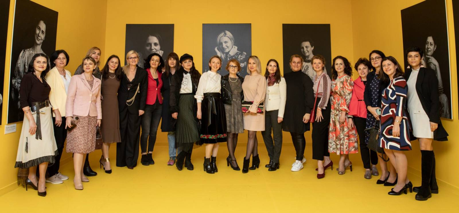 Expoziția „Curajul de a celebra viața” reunește portretele a 16 femei care au parcurs programul „Feminitate după cancer” al Asociației Imunis