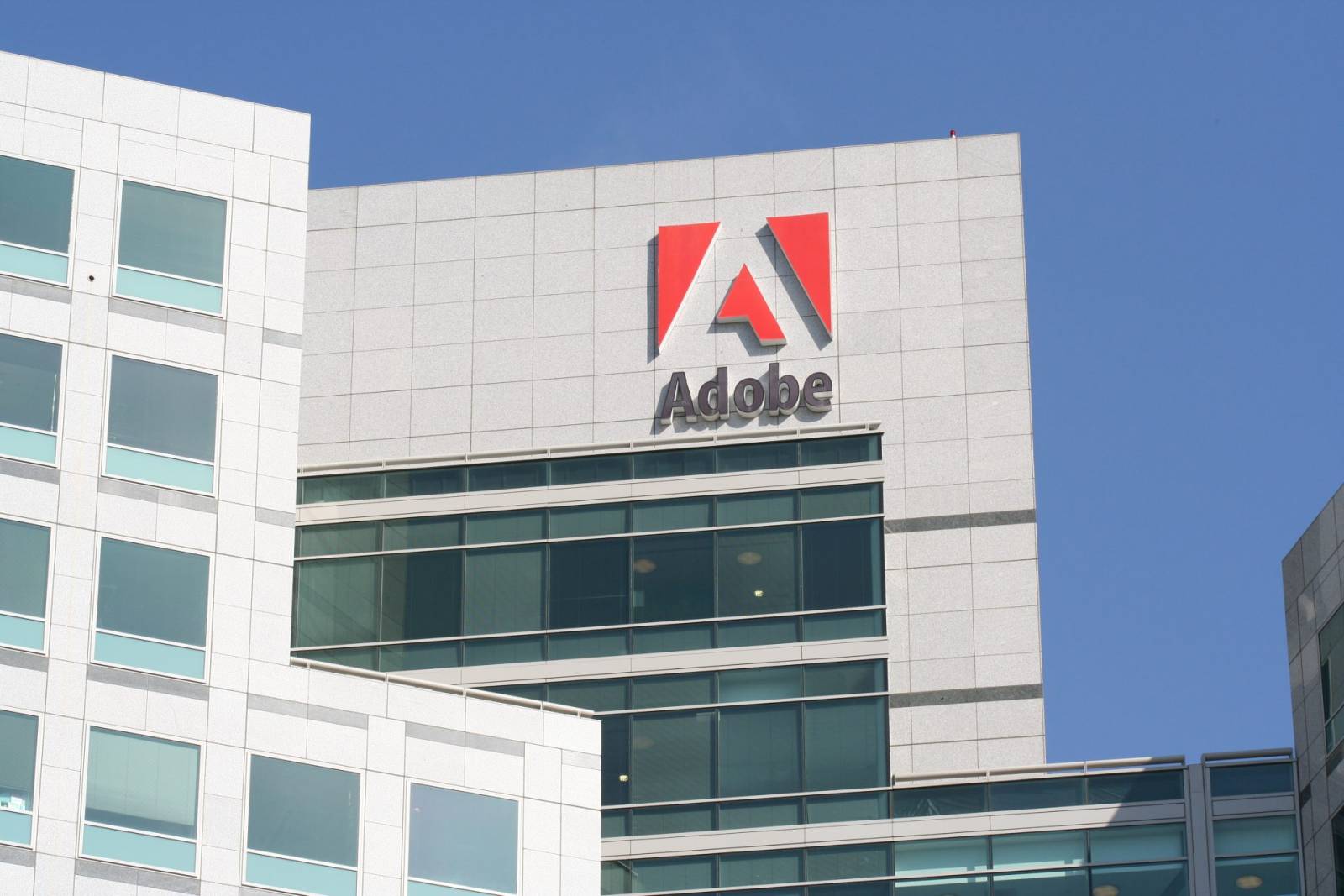 Adobe România: trece de 1.000 de angajați și caută noi specialiști IT
