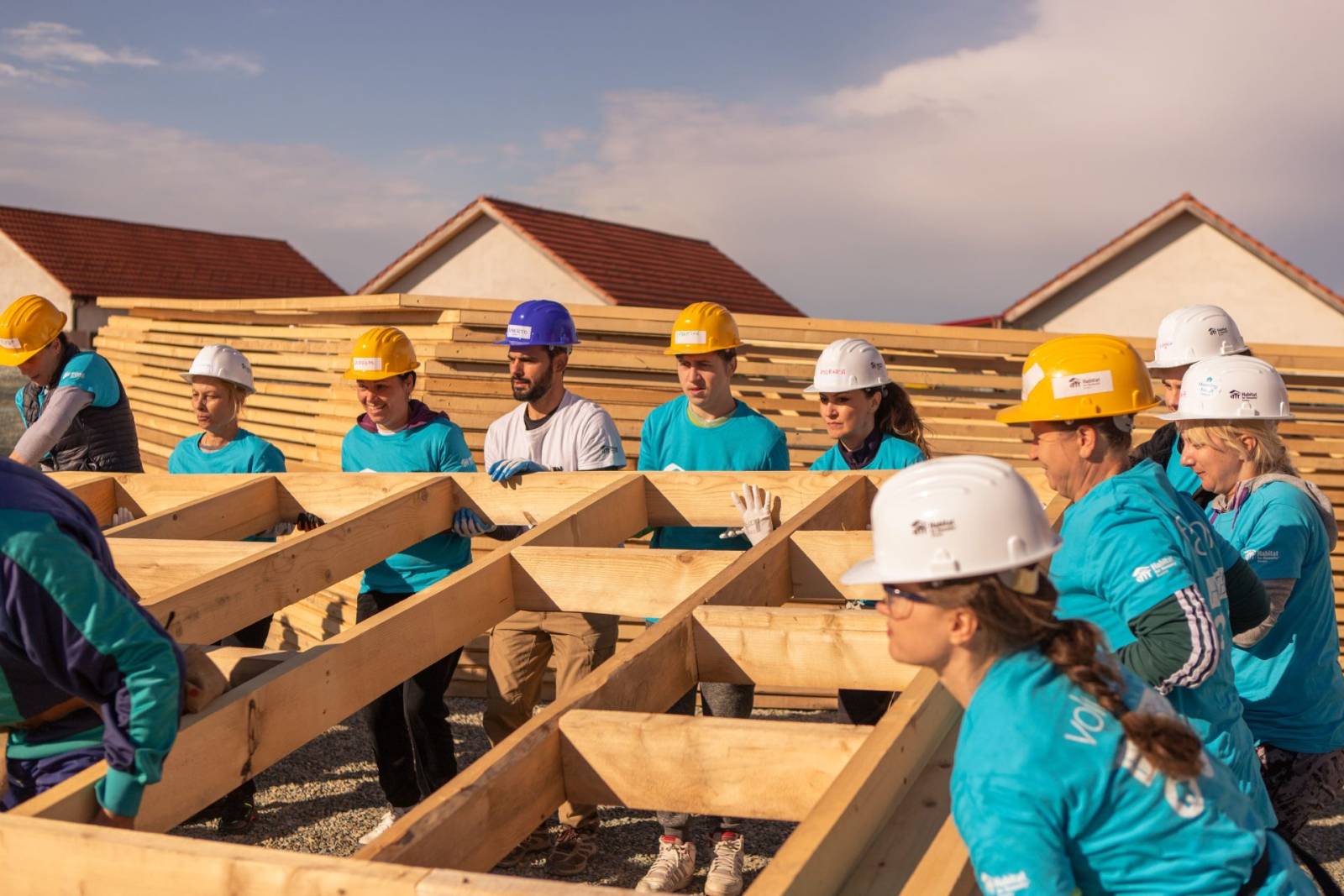 Habitat for Humanity România sărbătorește Ziua Mondială a Locuirii pe șantier, construind 4 locuințe...