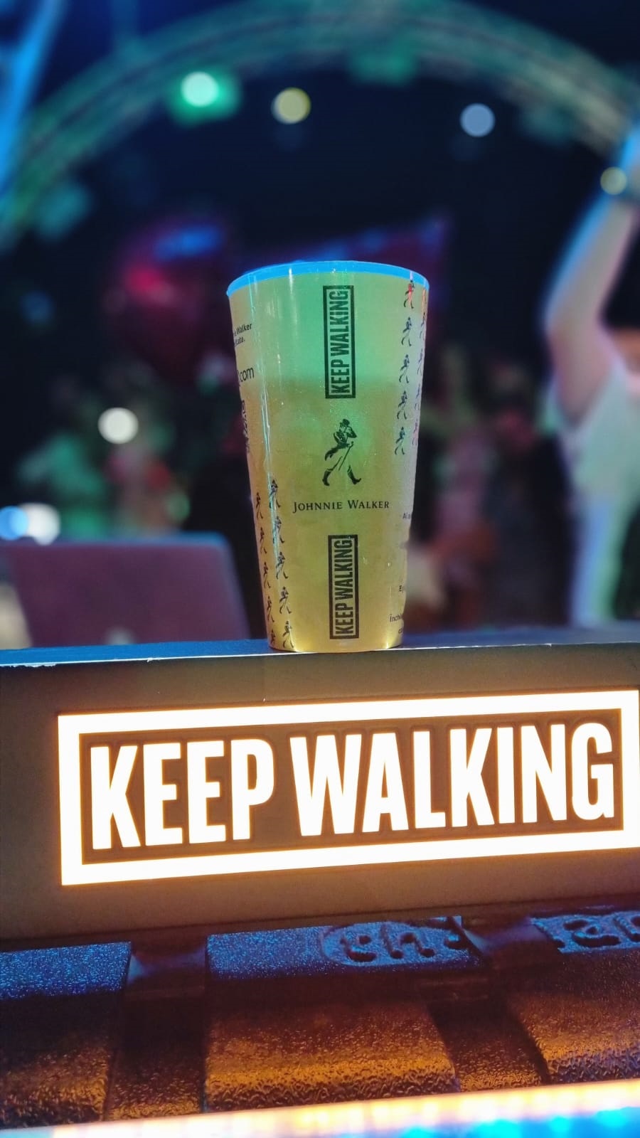 Johnnie Walker introduce pahare reutilizabile din plastic 100% reciclabil la 28 de evenimente muzica...