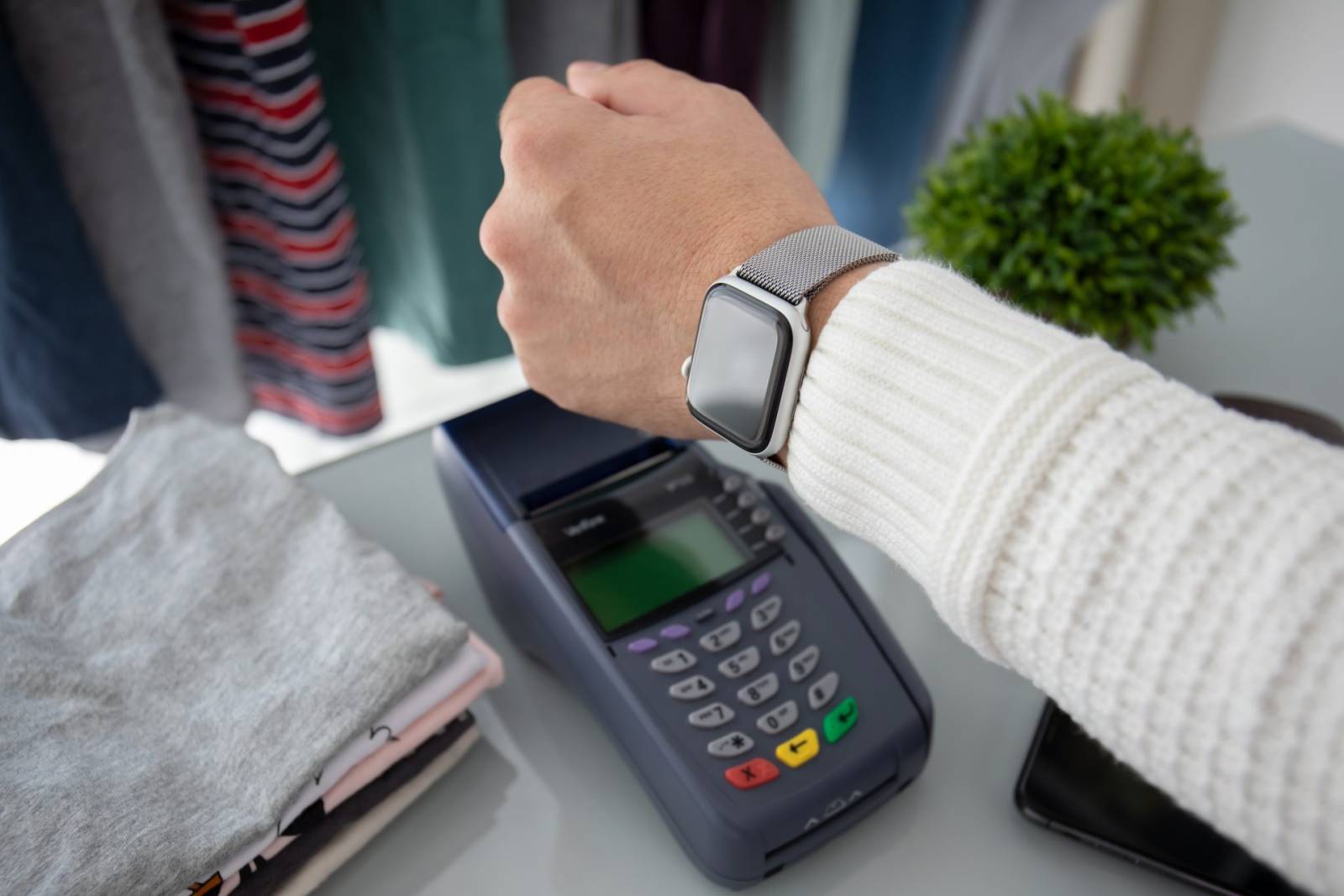 Apple Pay este disponobil acum în serviciul EuPlătesc.ro. Peste 1 milion de plăți în magazinele onli...