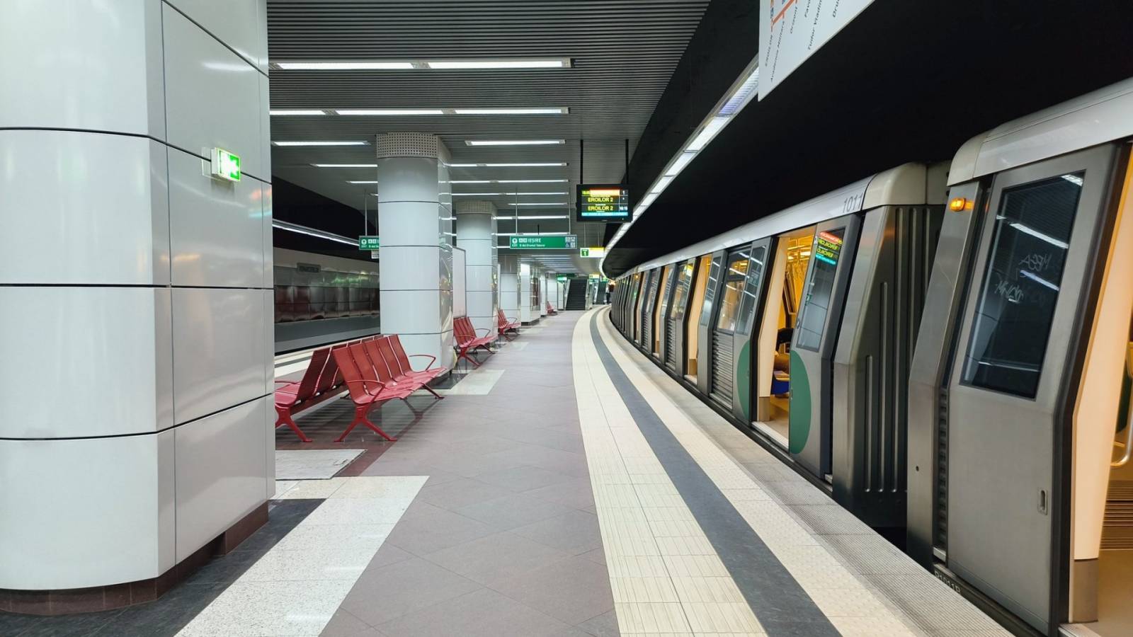 Metrourile vor circula mai rar în București. Metrorex nu are suficiente trenuri