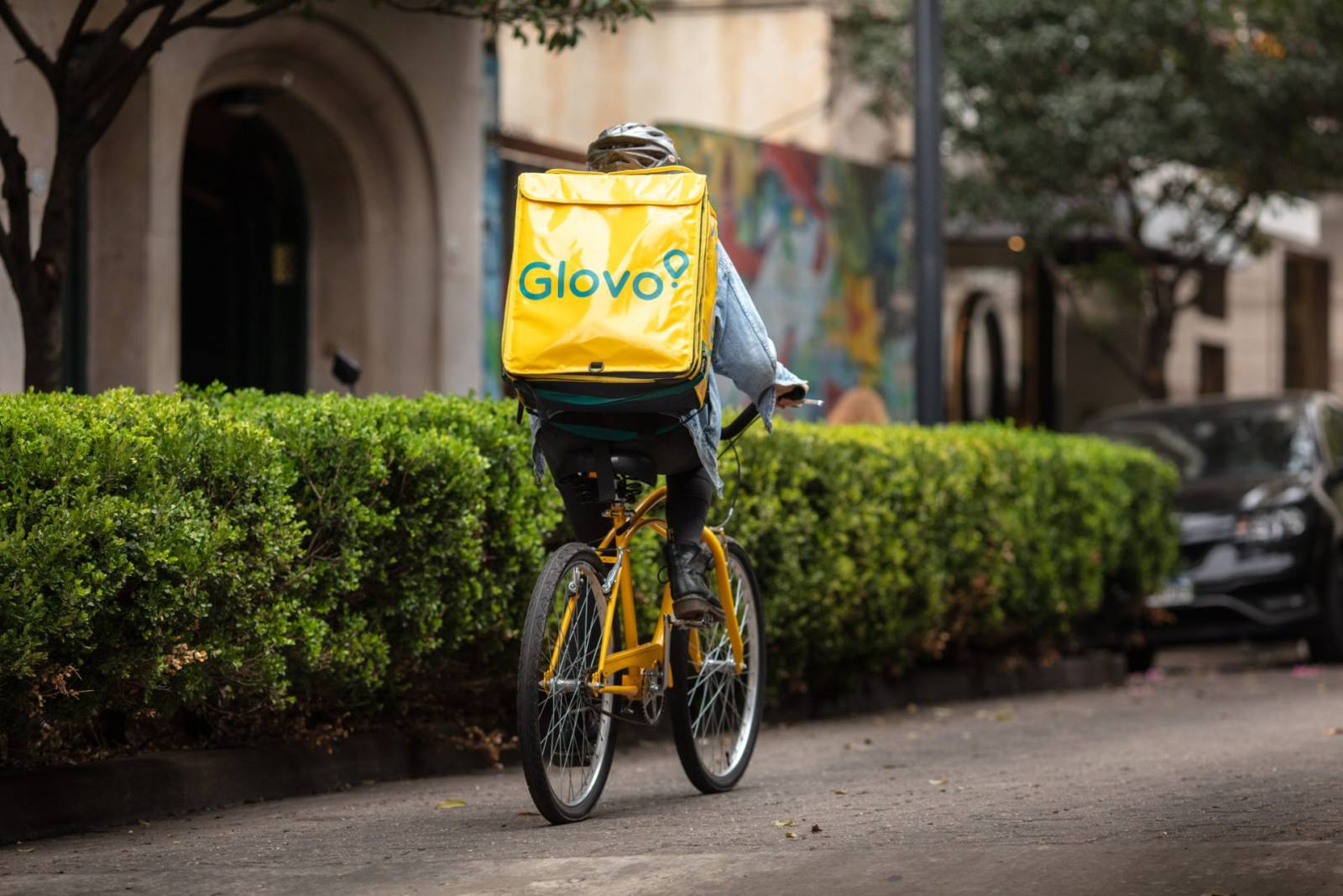 Glovo aduce în platforma sa peste 3.000 de produse Mobexpert