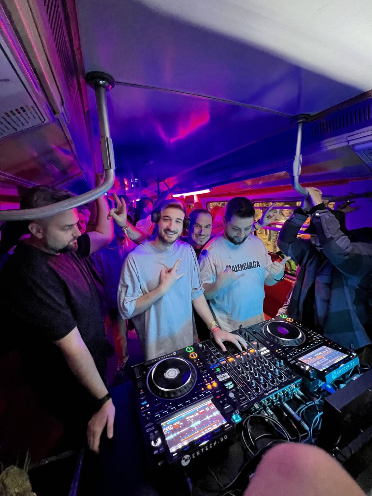 Petrecere neconvențională la metrou, cu DJ și muzică în tren