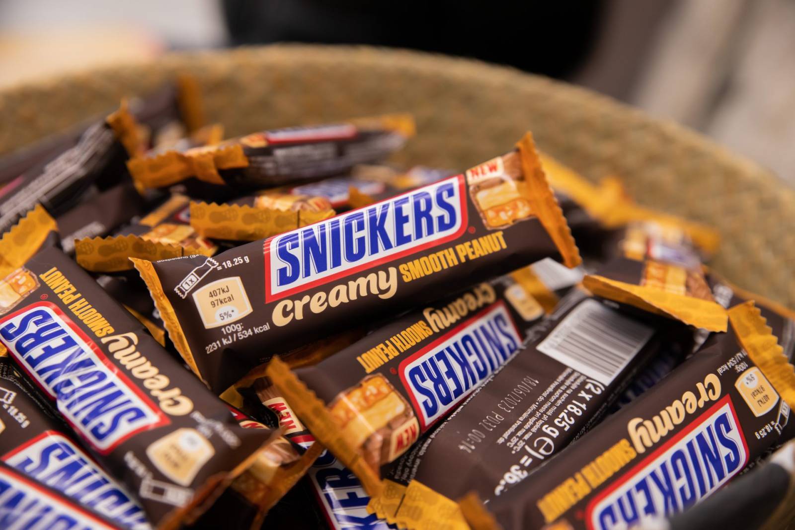 SNICKERS lansează batonul Snickers Creamy