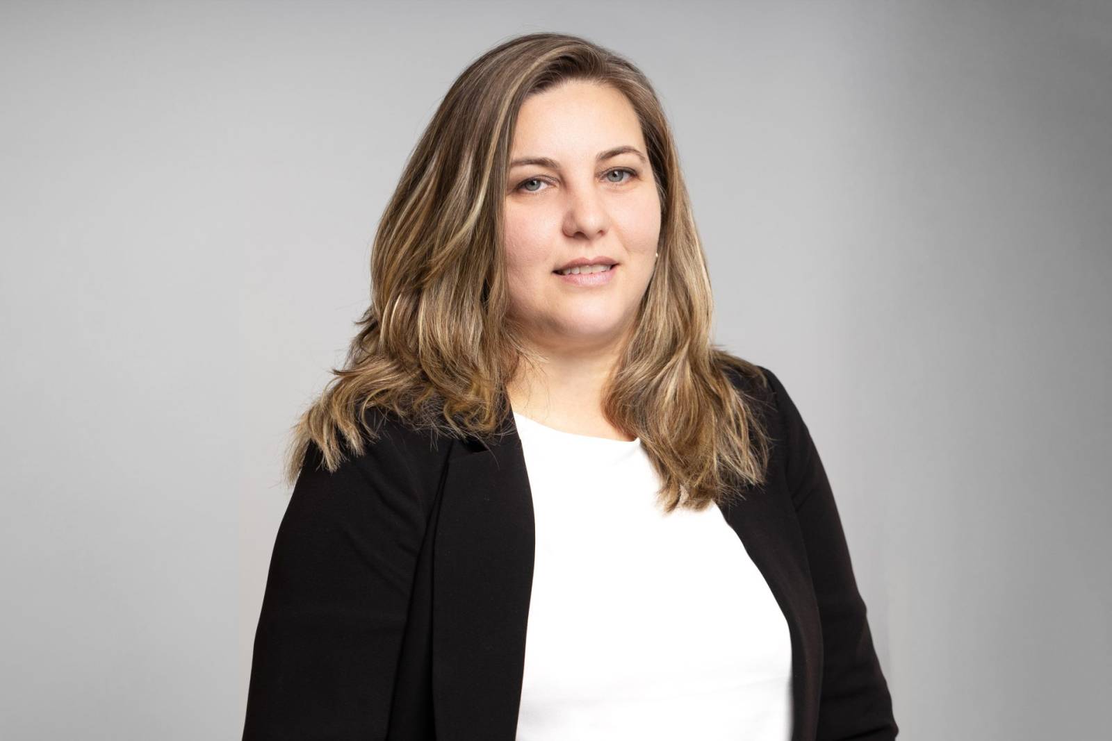 Ferestre inteligente spre ziua de mâine 2 Mihaela Paraschiv Corporate Communication Marketing Manager REHAU Window Solution Romania