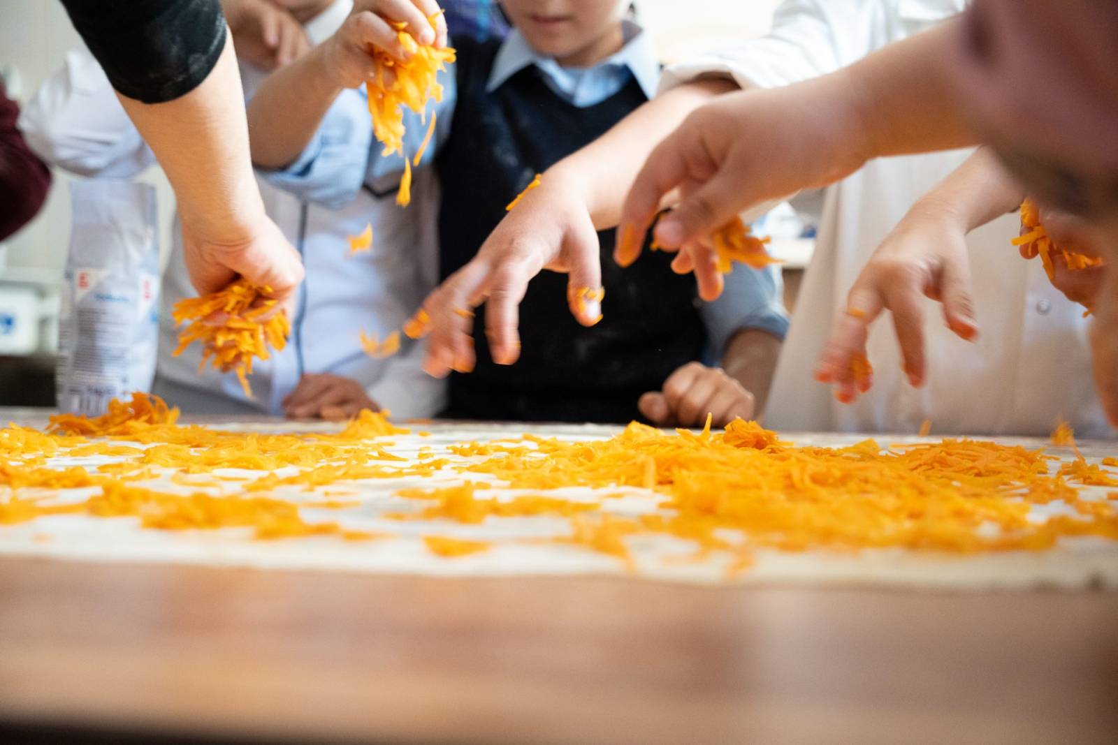 Teach for Romania a lansat campania de crowdfunding ’’Mănânc, gătesc și susțin ce e local’’