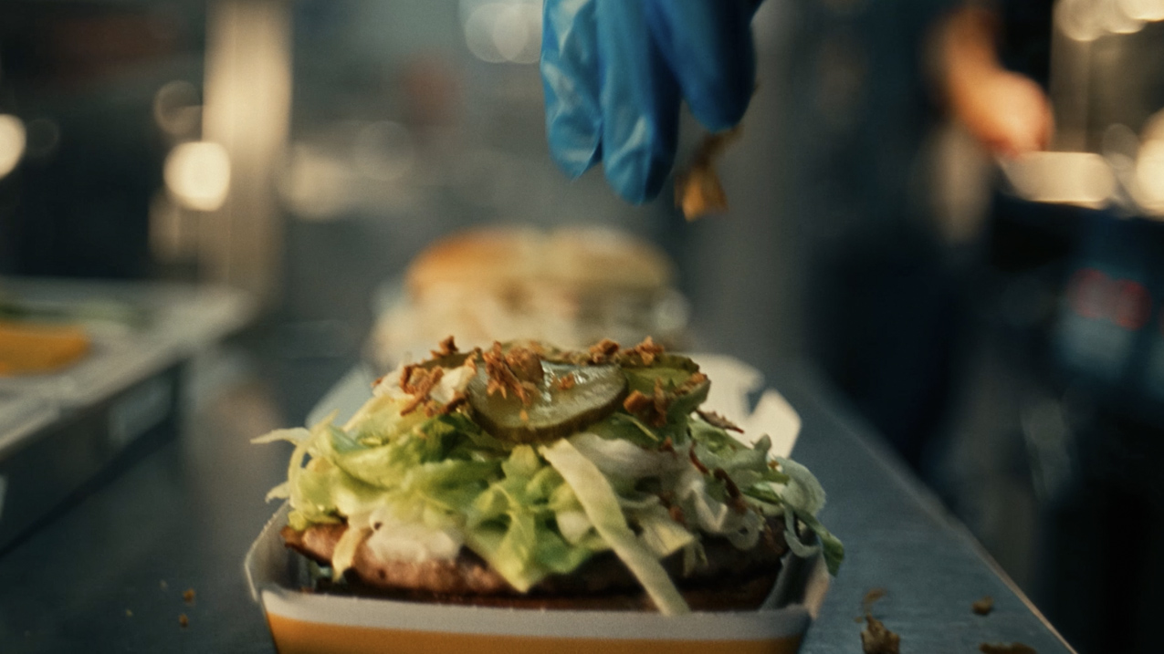 McDonald’s lansează doi burgeri noi, cu gust de sărbătoare