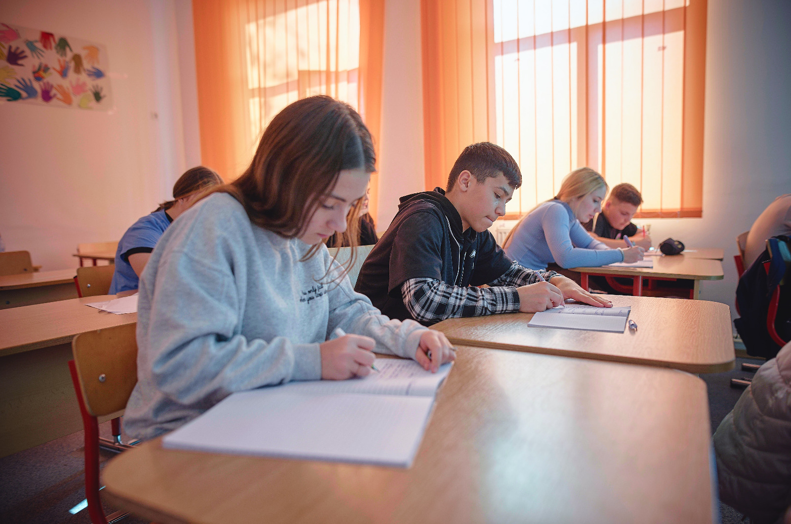 Decalajul dintre elevii din mediile dezavantajate și colegii lor echivalează cu 3 ani de studiu