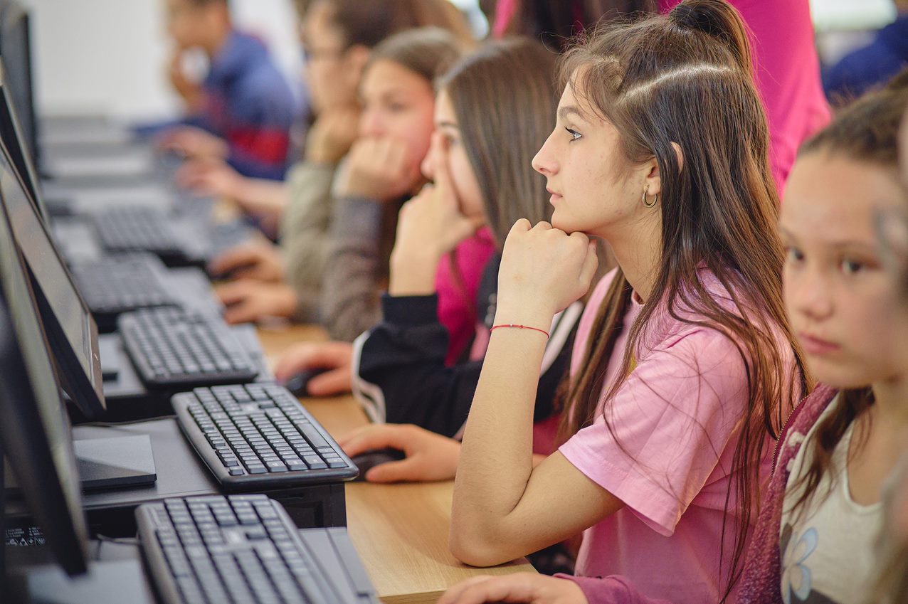 World Vision și Fundația Vodafone România dotează 15 școli rurale cu echipamente IT