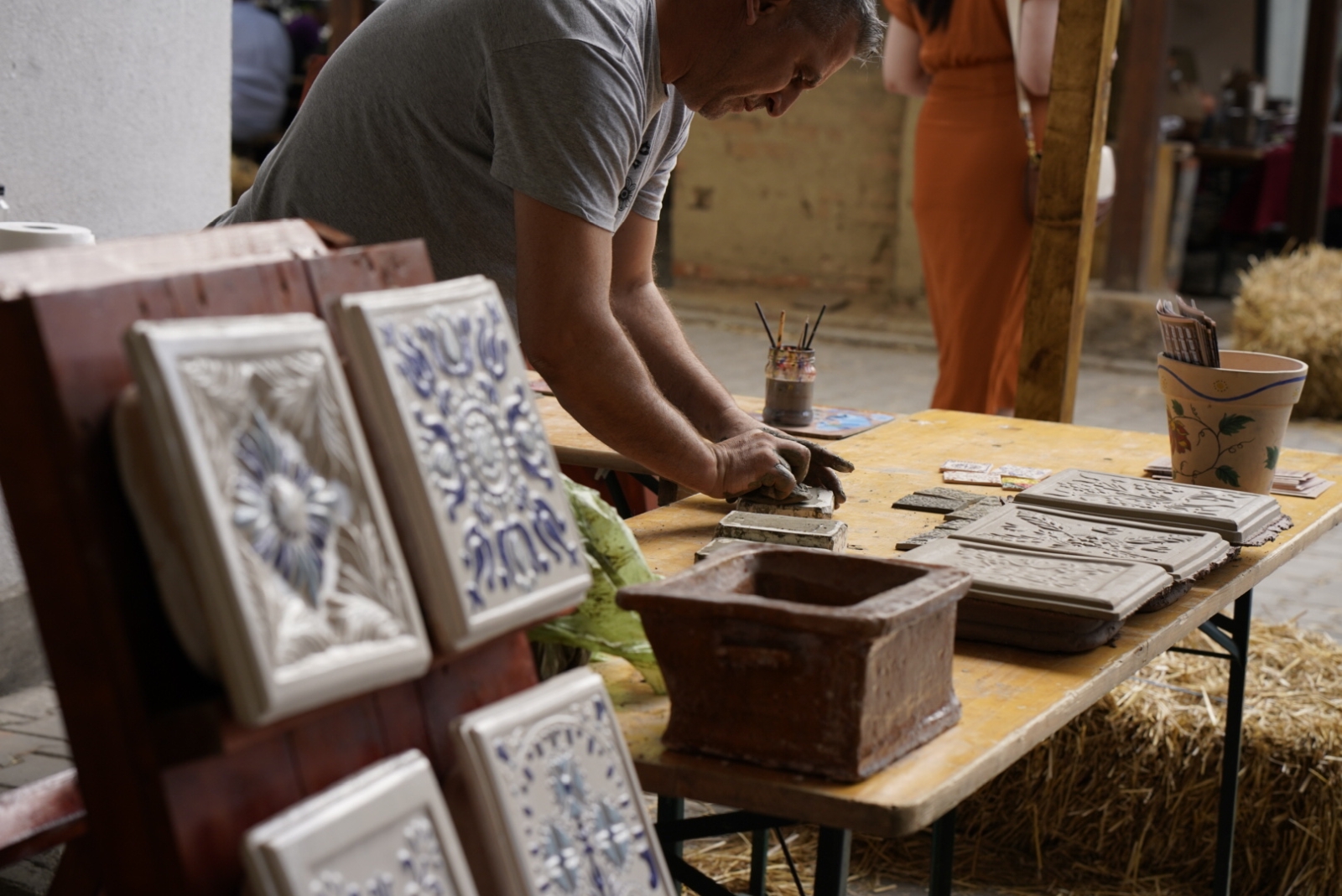 Tradiție salvată în cahle turnate, pictate, finisate și glazurate manual