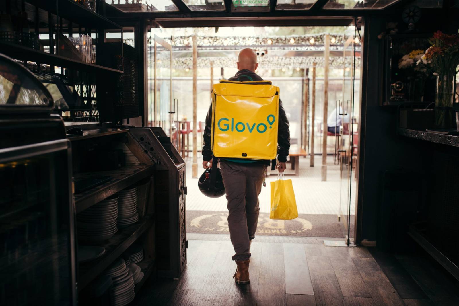 Studiu Glovo: Românii continuă să comande cel mai des burgeri, shaorma și pizza